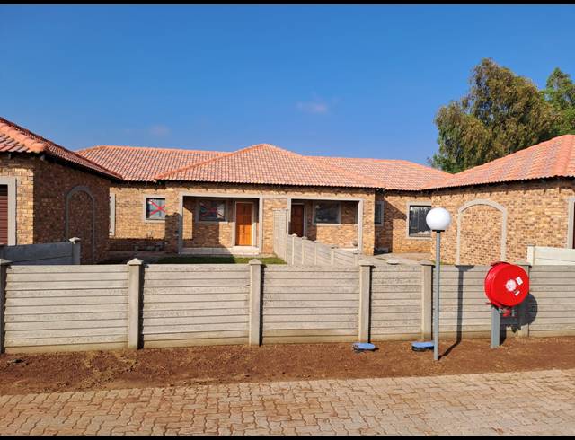 3 BEDROOM TOWNHOUSE FOR SALE IN RIVERSDALE
